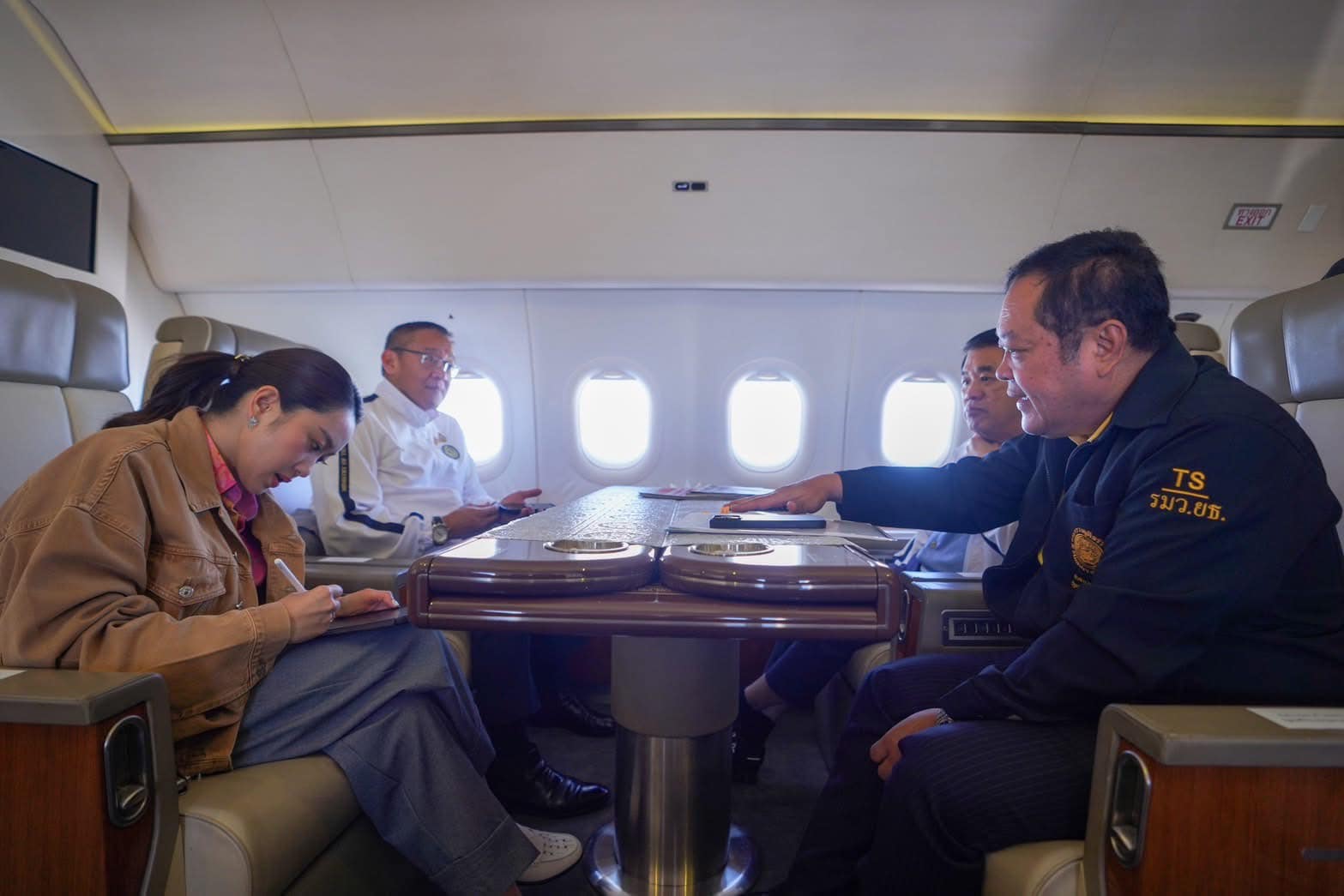 นายกฯ แพทองธาร ชิณวัตร ประชุมบนเครื่องบิน ก่อนลงพื้นที่ 3 จังหวัดชายแดนภาคใต้