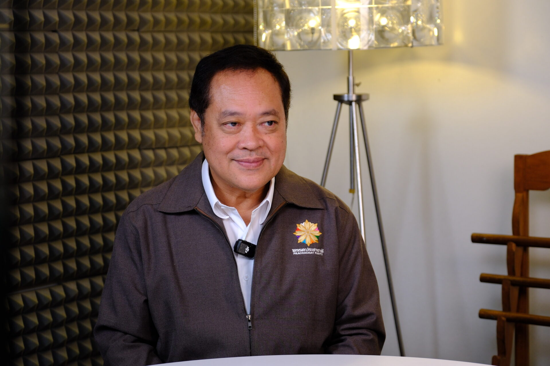 พันตำรวจเอก ทวี สอดส่อง' โพสต์เฟซบุ๊ก ราคาน้ำมันอ้างอิงสิงคโปร์ เล่ห์กลสูบเงินคนไทย