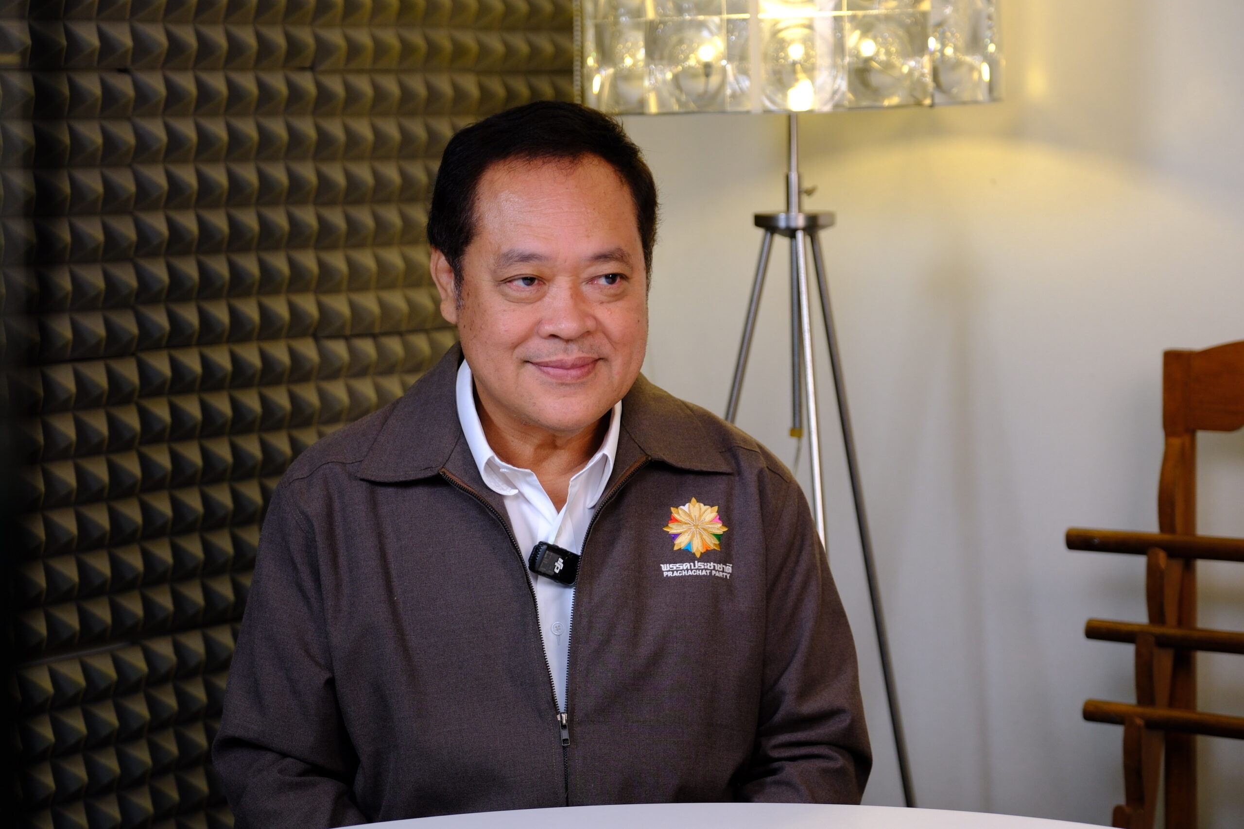 พันตำรวจเอก ทวี สอดส่อง' โพสต์เฟซบุ๊ก ราคาน้ำมันอ้างอิงสิงคโปร์ เล่ห์กลสูบเงินคนไทย