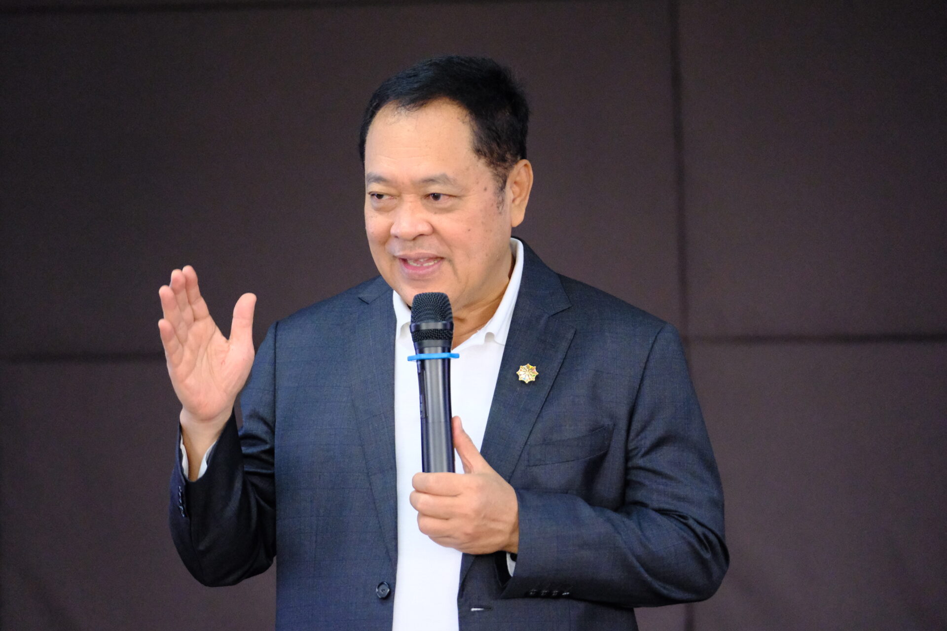 พันตำรวจเอก ทวี สอดส่อง ติงค่าไฟทิพย์ 1.09 ล้านล้านบาท-แนะรัฐเร่งแก้ความเดือดร้อนประชาชน