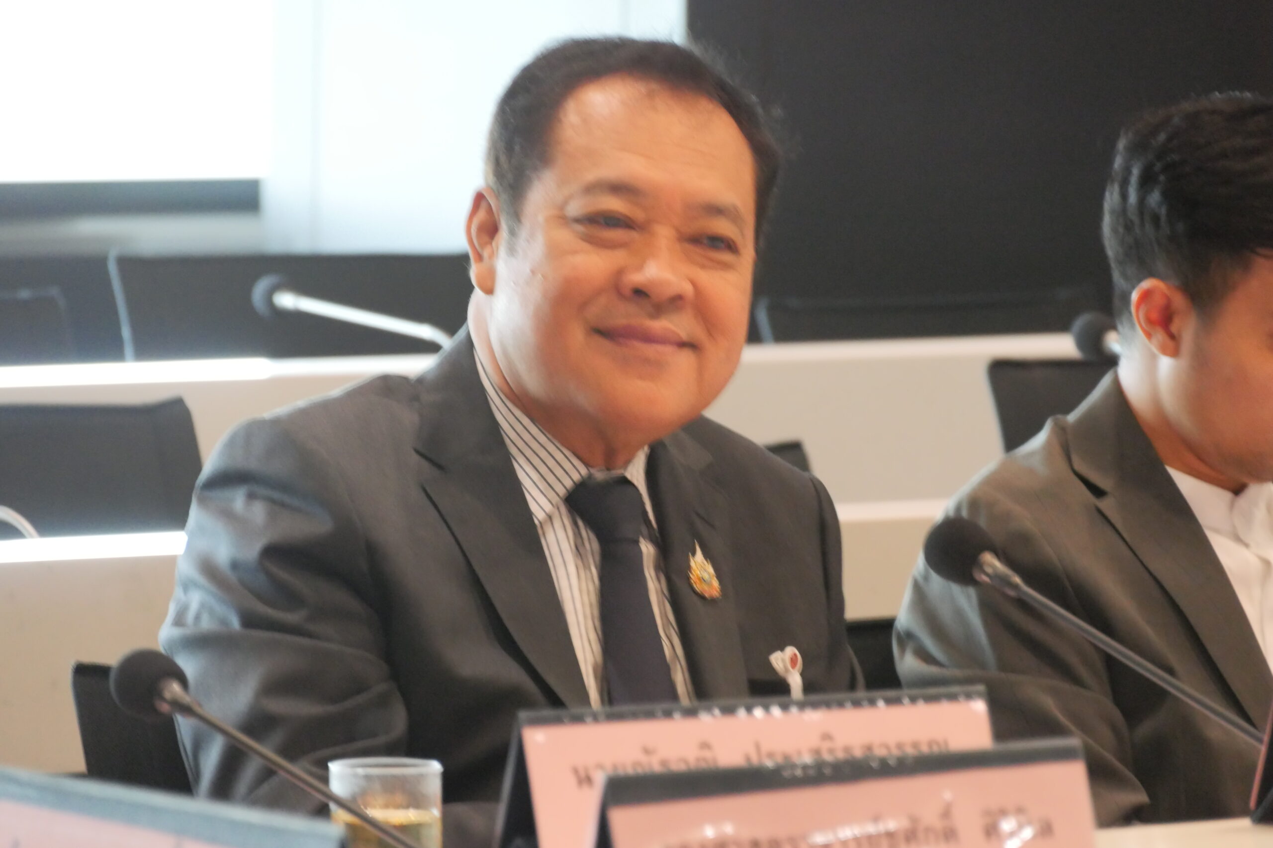 ประชุม กมธ. การกฎหมาย การยุติธรรมและสิทธิมนุษยชน นัดแรก “รังสิมันต์ โรม” นั่งประธาน “ทวี สอดส่อง-ชูศักดิ์ ศิรินิล” นั่งที่ปรึกษา เตรียมลงพื้นที่ตรวจเยี่ยมเรือนจำพิเศษกรุงเทพฯ 22 พฤษภาคมนี้