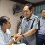 เราจะไม่ทิ้งกัน! ‘พันตำรวจเอก ทวี สอดส่อง’ รุดเยี่ยมให้กำลังใจ ด.ต.อดุลย์ เหยื่อเหตุยิงหน้าโรงเรียนที่ปัตตานี-ยกย่อง ครูฟาตีเมาะ เอาตัวบังกระสุนป้องลูก
