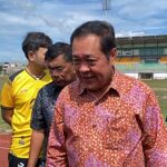‘พ.ต.อ.ทวี' ลุยตรวจสนามบอลร้าง 177 ล้าน ดันเข้า กมธ. จี้ รมว.กีฬา เร่งสางปม รับ ‘นรายูไนเต็ด' ผงาดไทยลีก 2