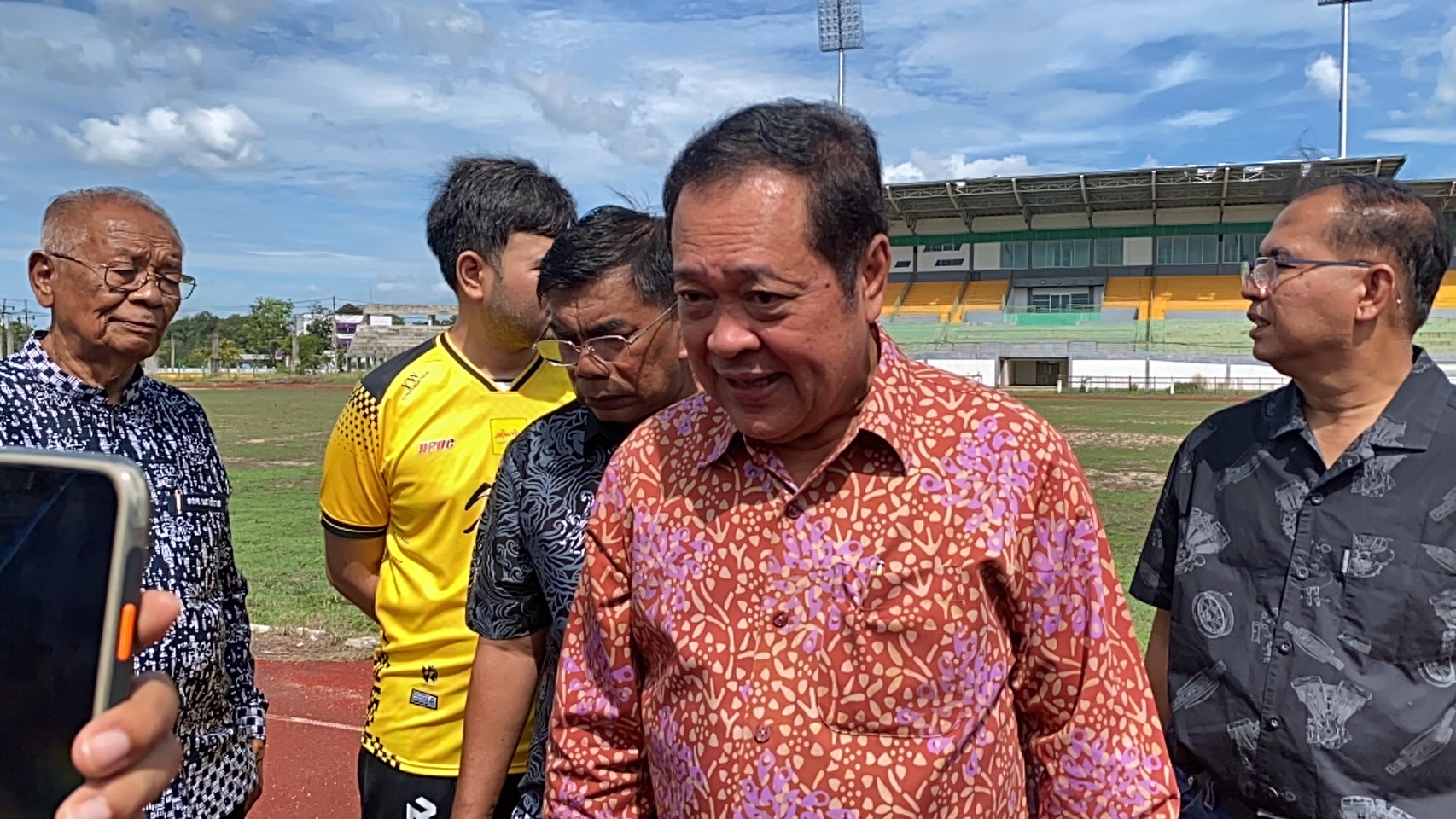 'พ.ต.อ.ทวี' ลุยตรวจสนามบอลร้าง 177 ล้าน ดันเข้า กมธ. จี้ รมว.กีฬา เร่งสางปม รับ 'นรายูไนเต็ด' ผงาดไทยลีก 2