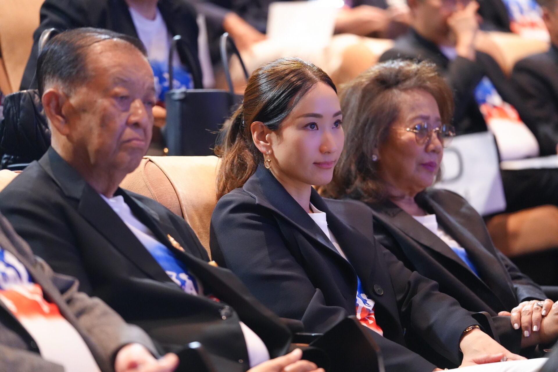 คุณหญิงพจมาน ดามาพงศ์-พินทองทา ชินวัตร คุณากรวงศ์-วันมูหะมัดนอร์ มะทา ร่วมงานแถลงข่าว “ศิริราช-มูลนิธิไทยคม” ชวนคนไทยทั้งประเทศ ร่วมโครงการแสงนำใจไทยทั้งชาติ เดิน วิ่ง ปั่น ป้องกันอัมพาต ครั้งที่ 12 เฉลิมพระเกียรติฯ