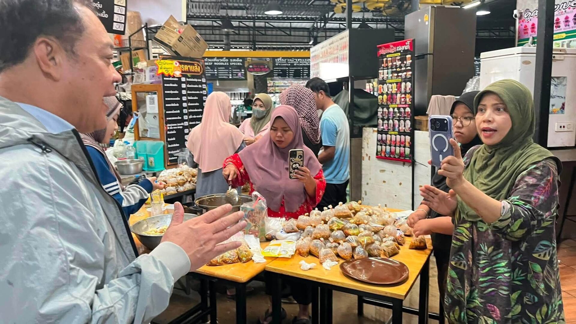 “พันตำรวจเอก ทวี สอดส่อง” พร้อมคณะ ตั้งครัวปรุงอาหารสดหน้ารามฯ ชวนจิตอาสาร่วมช่วยผู้ประสบภัยน้ำท่วม